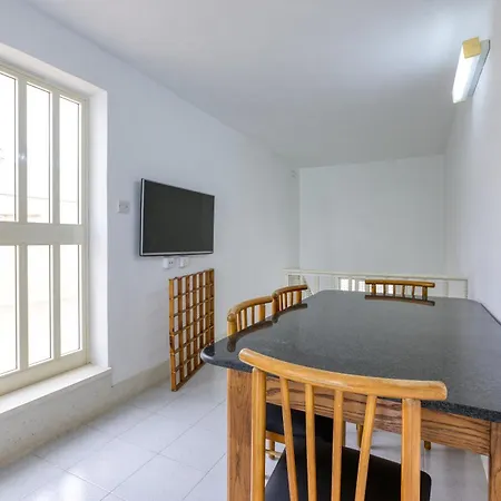 Spacious 4br Terraced House With Rooftop Access By 360 Estates Feriehus