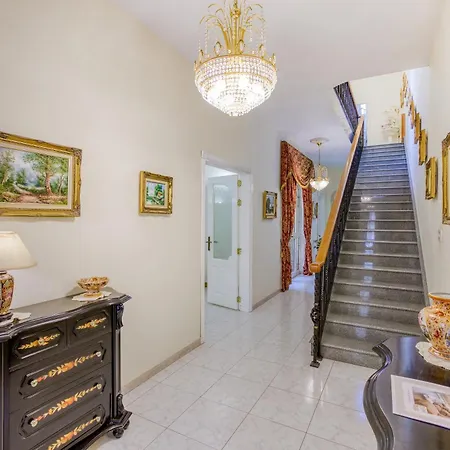 Spacious 4br Terraced House With Rooftop Access By 360 Estates Feriehus *