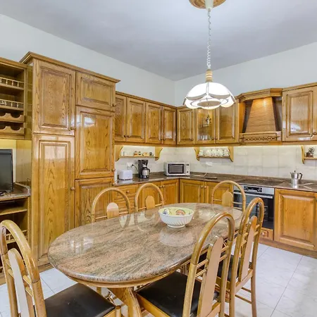 Feriehus Spacious 4br Terraced House With Rooftop Access By 360 Estates Marsaskala