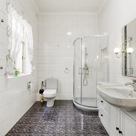 Spacious 4br Terraced House With Rooftop Access By 360 Estates Feriehus