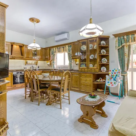 Spacious 4br Terraced House With Rooftop Access By 360 Estates Feriehus Marsaskala