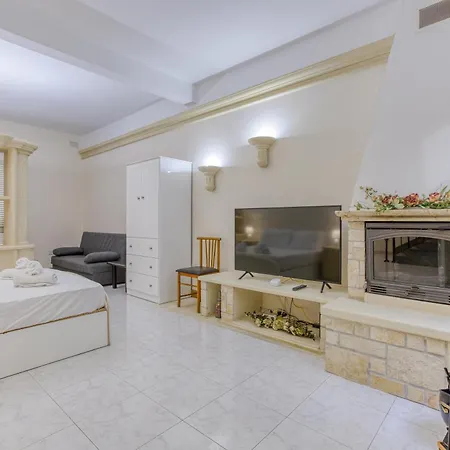 Spacious 4br Terraced House With Rooftop Access By 360 Estates * Marsaskala