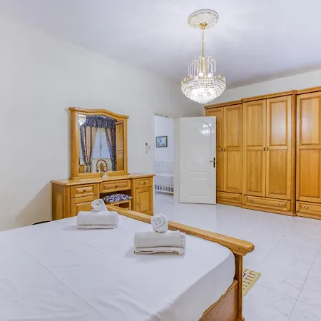 Spacious 4br Terraced House With Rooftop Access By 360 Estates Feriehus