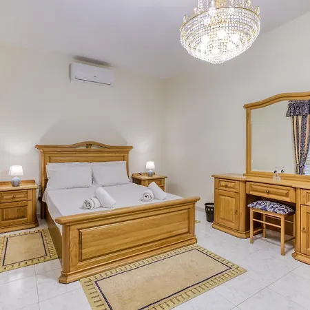 Spacious 4br Terraced House With Rooftop Access By 360 Estates *