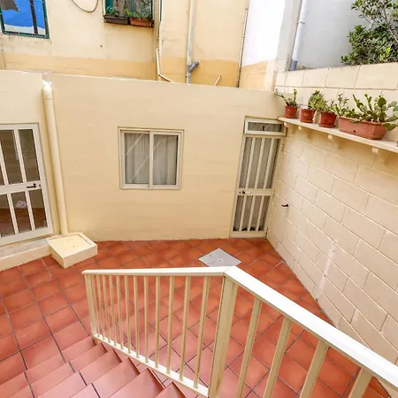 Spacious 4br Terraced House With Rooftop Access By 360 Estates Feriehus Marsaskala