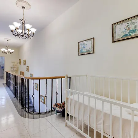 Spacious 4br Terraced House With Rooftop Access By 360 Estates *