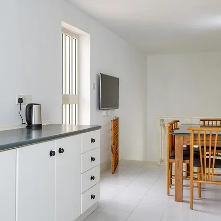 Spacious 4br Terraced House With Rooftop Access By 360 Estates 度假居