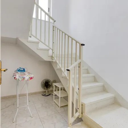 Spacious 4br Terraced House With Rooftop Access By 360 Estates *