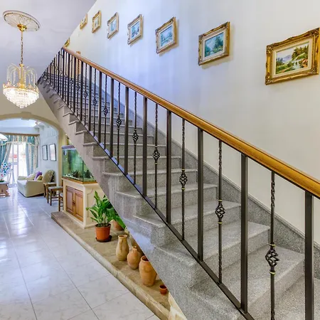 Spacious 4br Terraced House With Rooftop Access By 360 Estates *