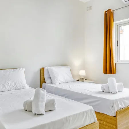 Case de vacanță Spacious 4br Terraced House With Rooftop Access By 360 Estates Marsaskala