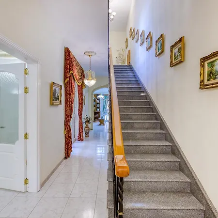 度假居 Spacious 4br Terraced House With Rooftop Access By 360 Estates