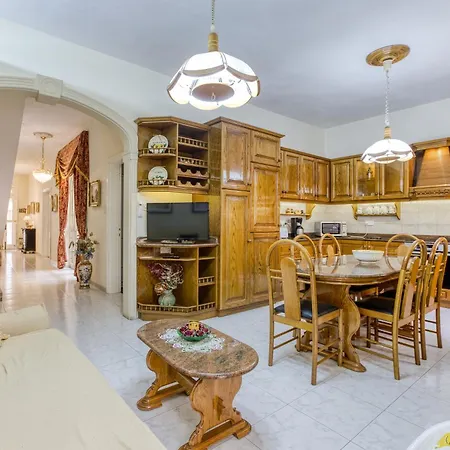 Spacious 4br Terraced House With Rooftop Access By 360 Estates * Marsaskala