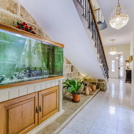 Spacious 4br Terraced House With Rooftop Access By 360 Estates Case de vacanță Marsaskala
