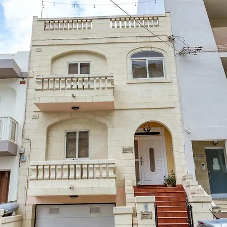 Spacious 4br Terraced House With Rooftop Access By 360 Estates *