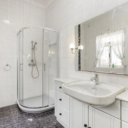 度假居 Spacious 4br Terraced House With Rooftop Access By 360 Estates