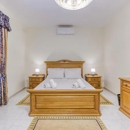 Ferienhaus Spacious 4br Terraced House With Rooftop Access By 360 Estates Marsaskala