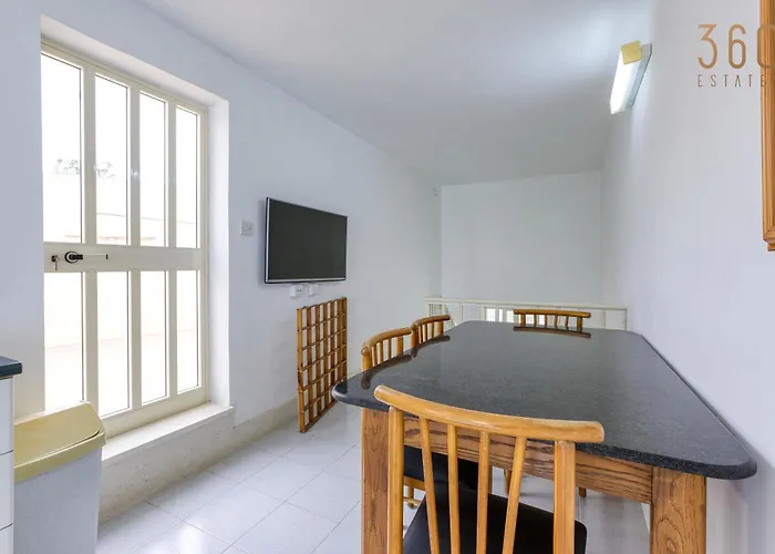 Spacious 4br Terraced House With Rooftop Access By 360 Estates Case de vacanță