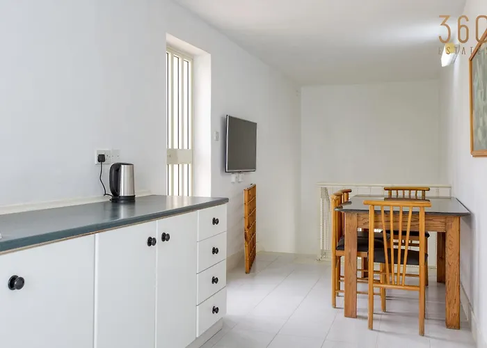 Spacious 4br Terraced House With Rooftop Access By 360 Estates Case de vacanță