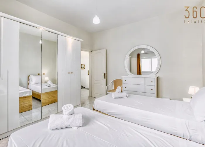 Spacious 4br Terraced House With Rooftop Access By 360 Estates *