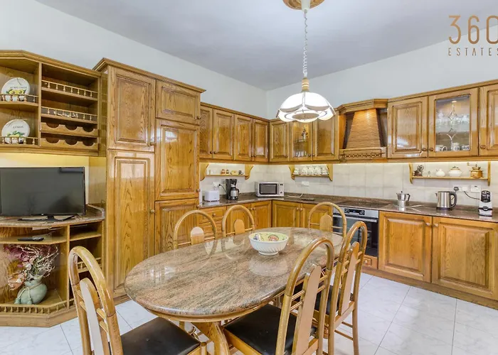 Case de vacanță Spacious 4br Terraced House With Rooftop Access By 360 Estates Marsaskala