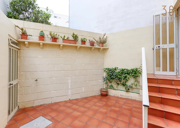 Case de vacanță Spacious 4br Terraced House With Rooftop Access By 360 Estates Marsaskala