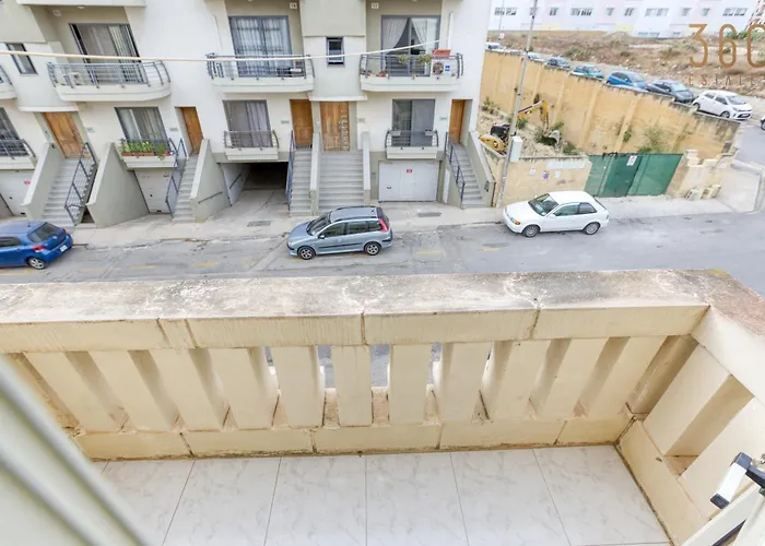 Spacious 4br Terraced House With Rooftop Access By 360 Estates