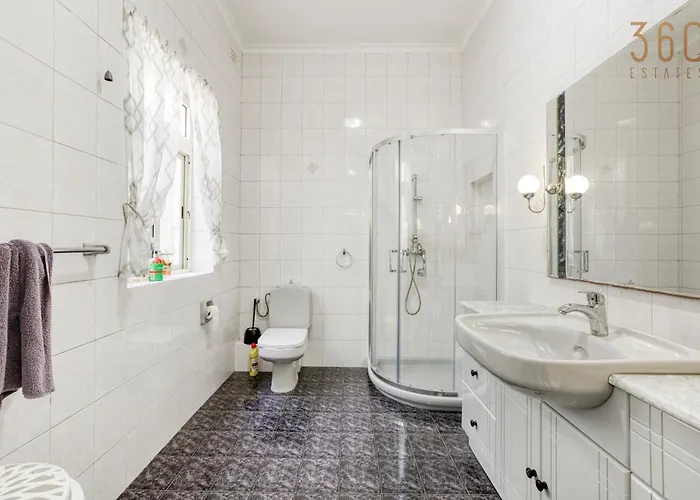 Spacious 4br Terraced House With Rooftop Access By 360 Estates Case de vacanță