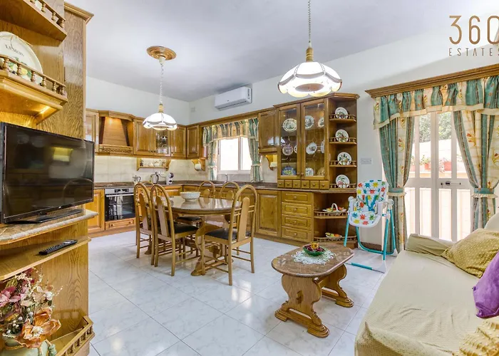 Spacious 4br Terraced House With Rooftop Access By 360 Estates Case de vacanță Marsaskala