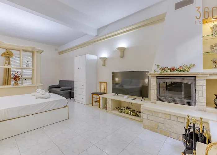 Spacious 4br Terraced House With Rooftop Access By 360 Estates * Marsaskala