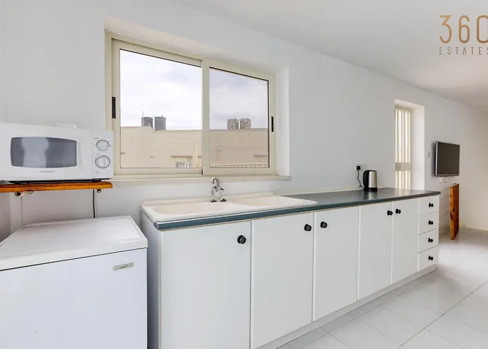 Spacious 4br Terraced House With Rooftop Access By 360 Estates * Марсаскала