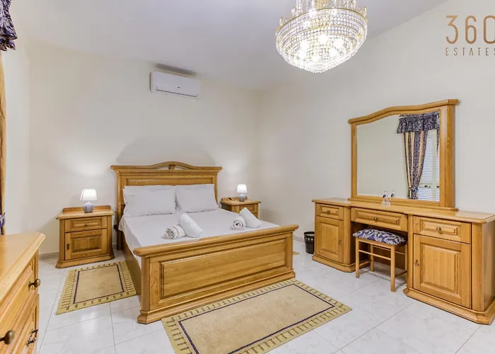 Spacious 4br Terraced House With Rooftop Access By 360 Estates *