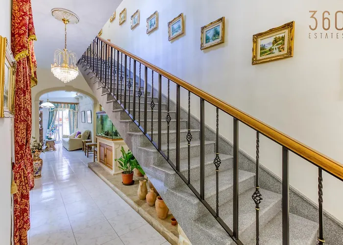 Spacious 4br Terraced House With Rooftop Access By 360 Estates *