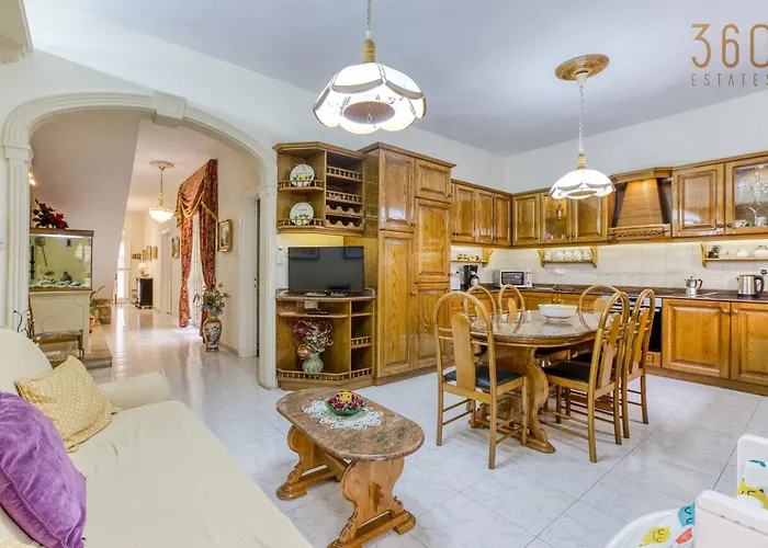 Spacious 4br Terraced House With Rooftop Access By 360 Estates * Marsaskala