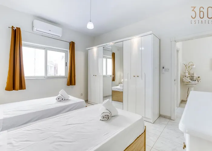 Case de vacanță Spacious 4br Terraced House With Rooftop Access By 360 Estates