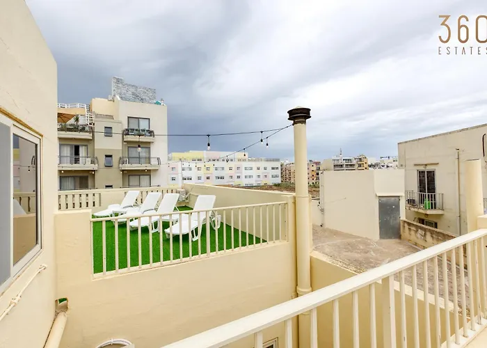Spacious 4br Terraced House With Rooftop Access By 360 Estates Case de vacanță Marsaskala