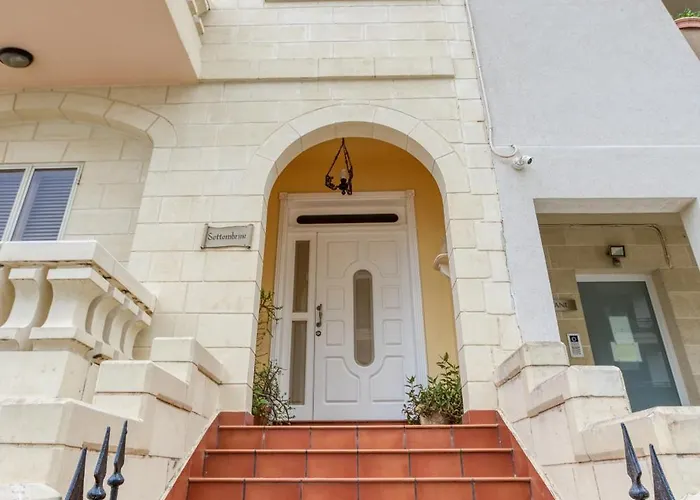 Spacious 4br Terraced House With Rooftop Access By 360 Estates * Марсаскала