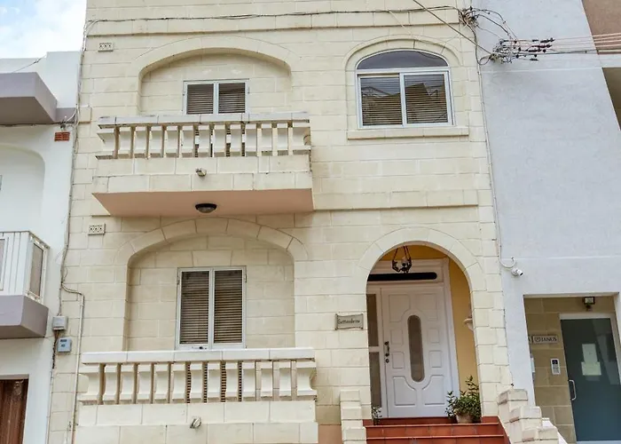 Spacious 4br Terraced House With Rooftop Access By 360 Estates *