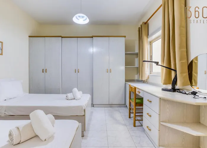 Spacious 4br Terraced House With Rooftop Access By 360 Estates Case de vacanță Marsaskala