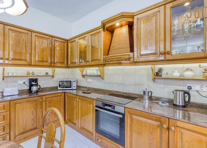 Spacious 4br Terraced House With Rooftop Access By 360 Estates Марсаскала