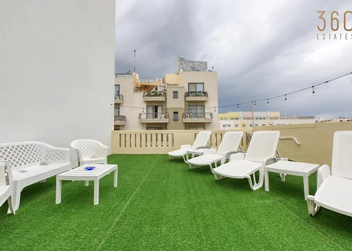 Spacious 4br Terraced House With Rooftop Access By 360 Estates Case de vacanță Marsaskala