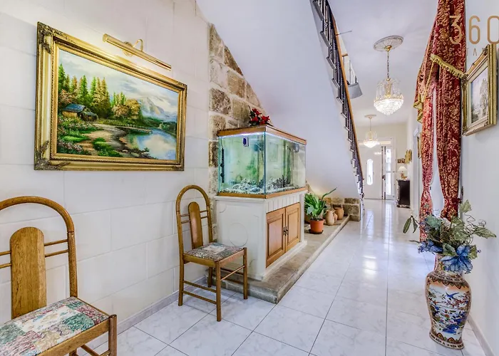 Spacious 4br Terraced House With Rooftop Access By 360 Estates *