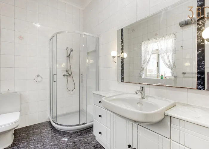 Case de vacanță Spacious 4br Terraced House With Rooftop Access By 360 Estates