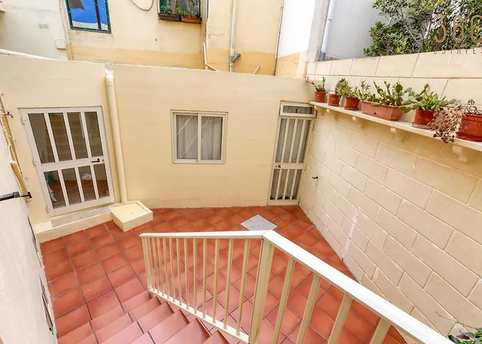 Spacious 4br Terraced House With Rooftop Access By 360 Estates Case de vacanță Marsaskala