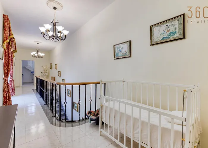 Spacious 4br Terraced House With Rooftop Access By 360 Estates *